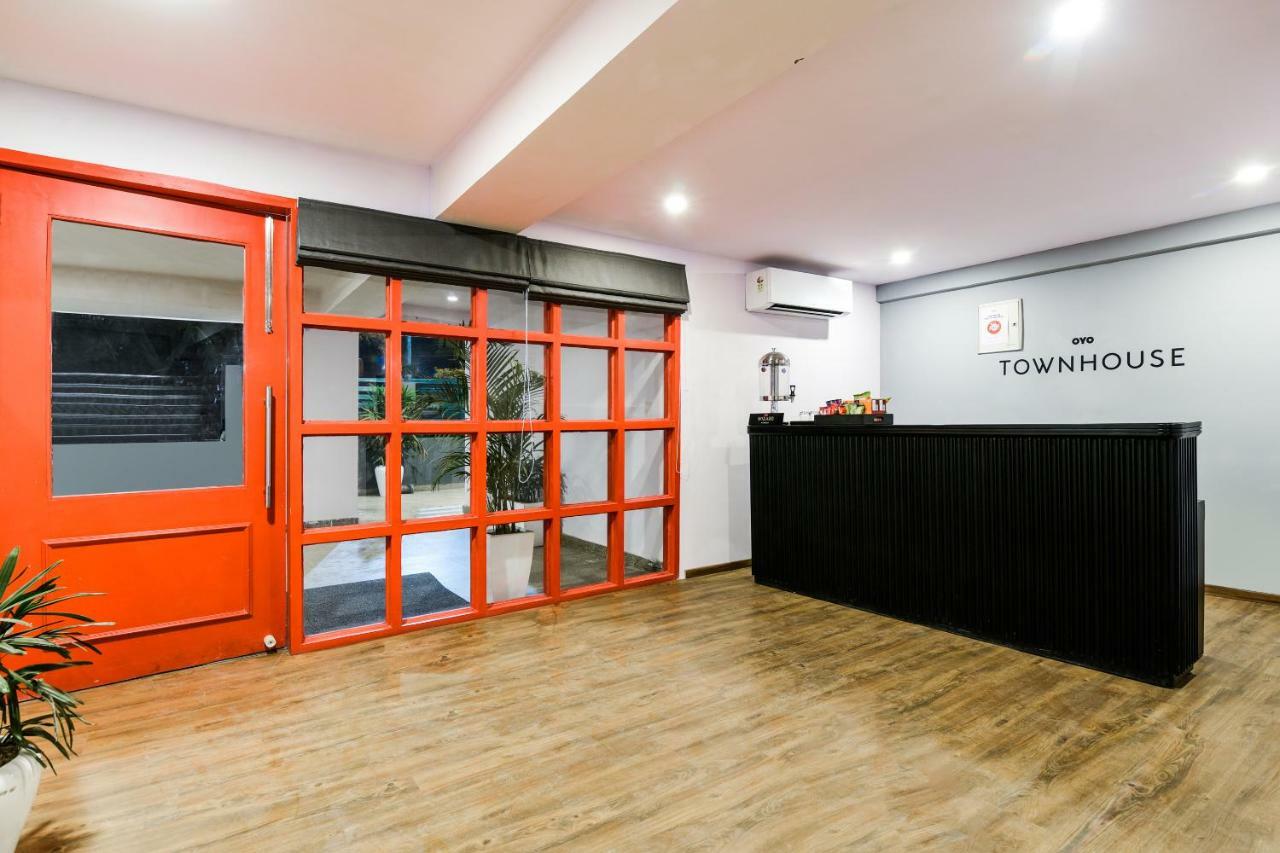 Oyo Townhouse 086 Pankha Road Hotel New Delhi Bagian luar foto
